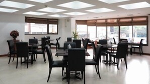 A conference room with a high ceiling, skylights, and large windows. - The Grand Sathorn (Bangkok)