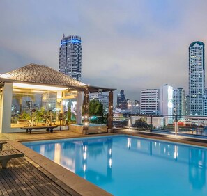 Outdoor pool, pool loungers - The Grand Sathorn (Bangkok)