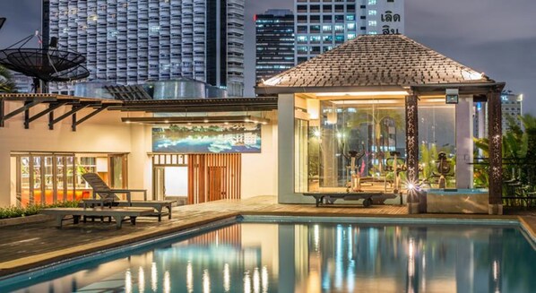 Outdoor pool, sun loungers - The Grand Sathorn (Bangkok)