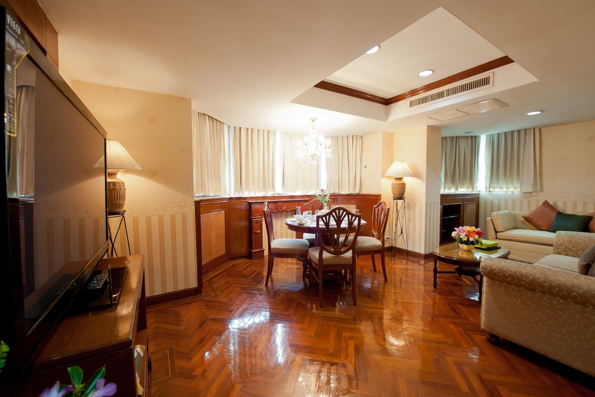 Penthouse Suite | Living area | LCD TV