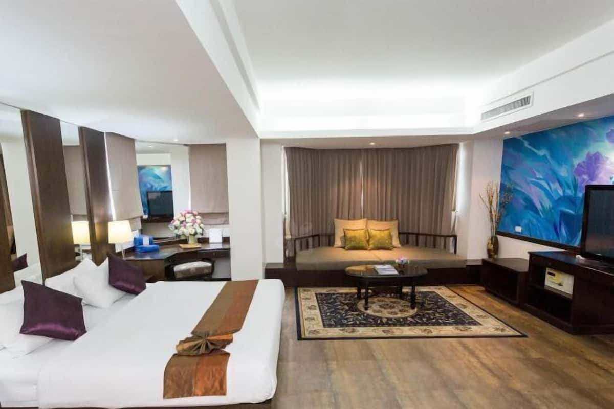 Premium bedding, minibar, in-room safe, desk
