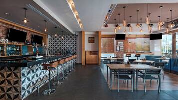 2 bares o lounges, bar deportivo