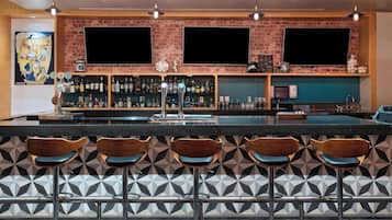 2 bares o lounges, bar deportivo