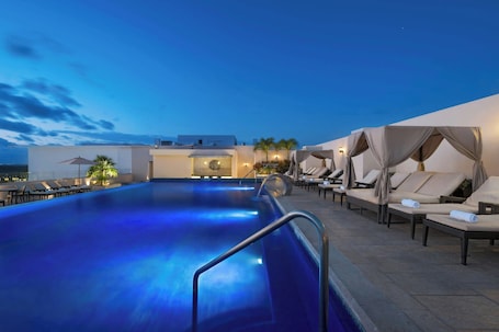 Piscina externa, funciona das 8h Ć s 20h, barracas de cortesia