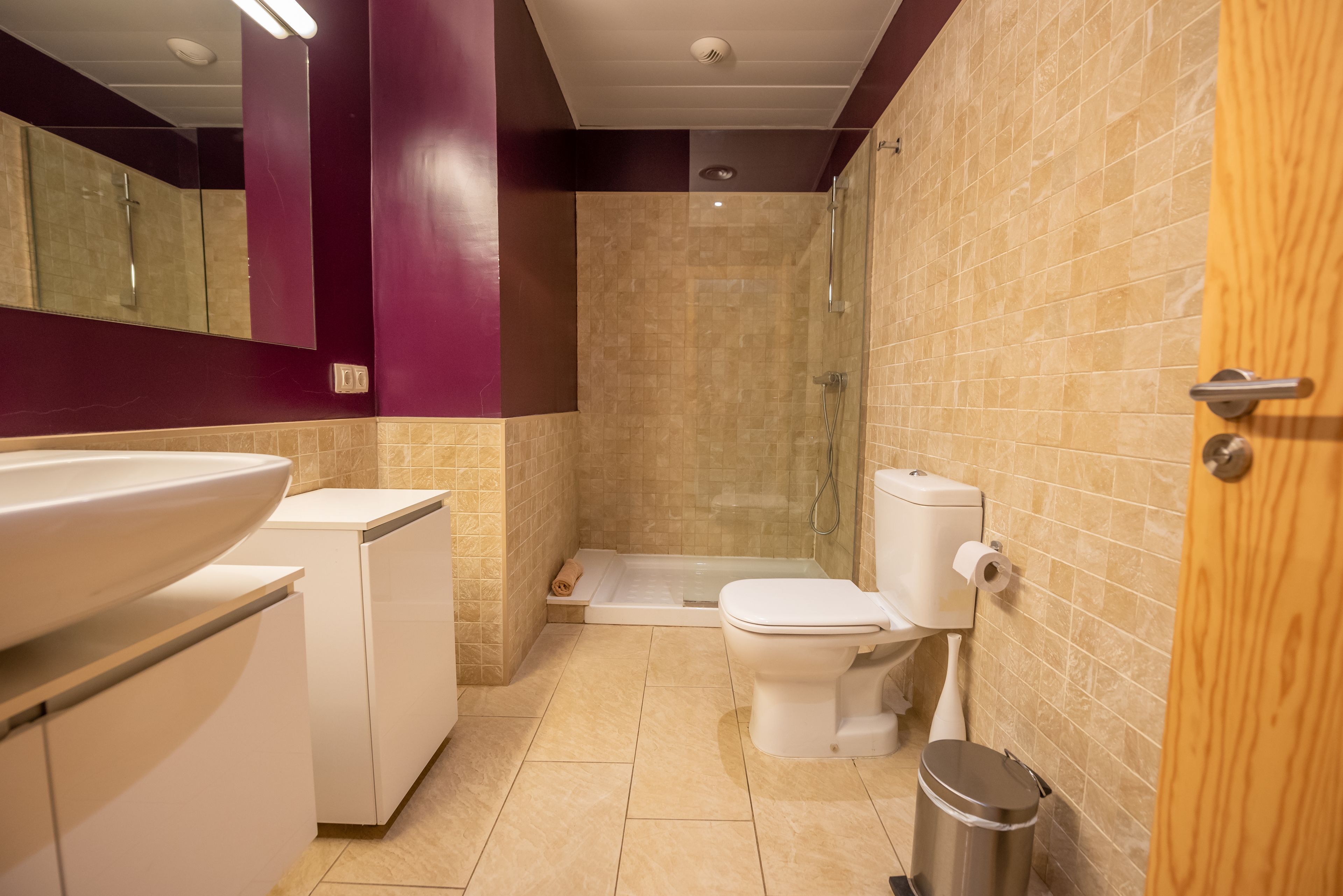 Ein Badezimmer mit Badewanne, Toilette und Waschbecken.