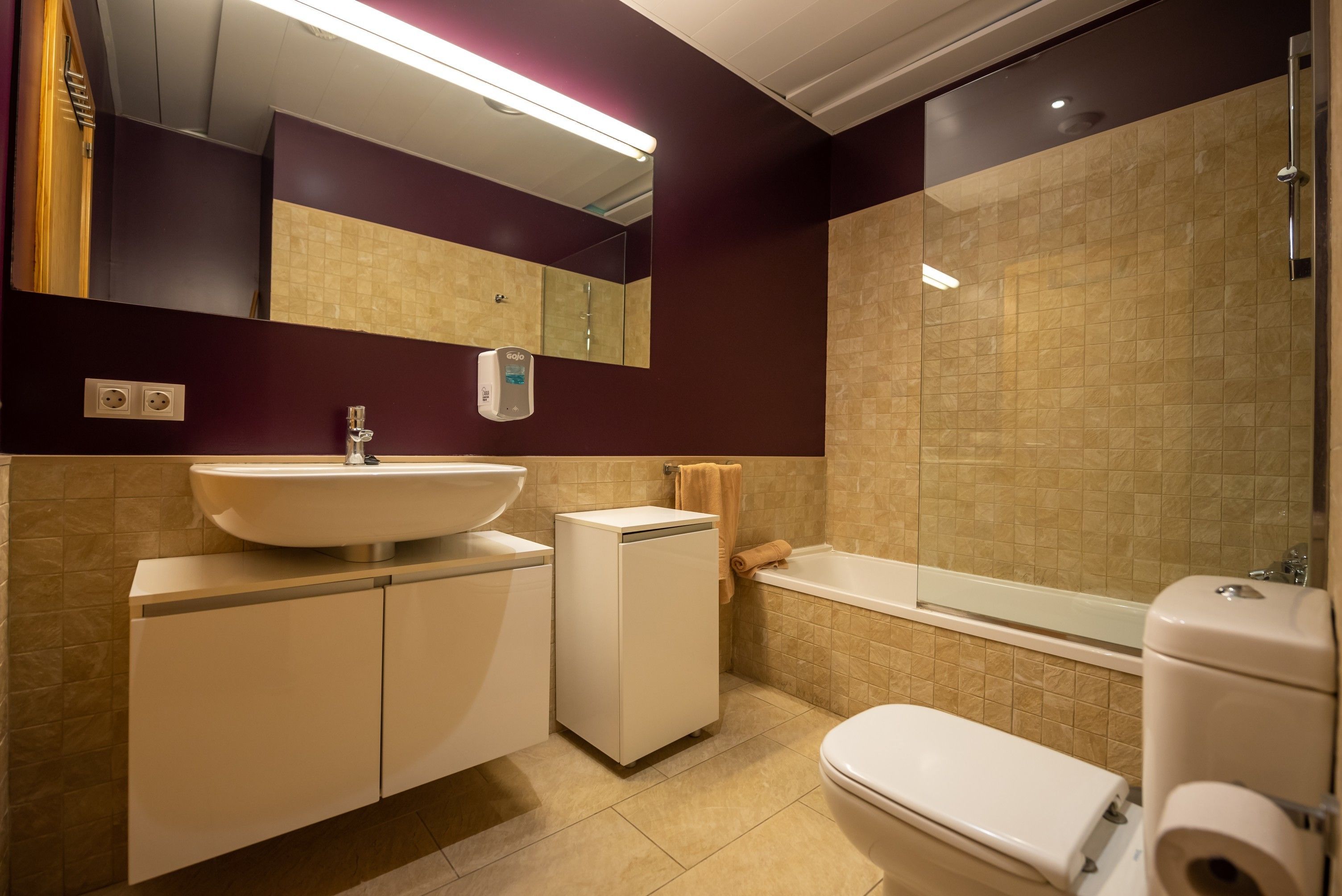 Une salle de bain moderne avec un lavabo, des toilettes et une baignoire.