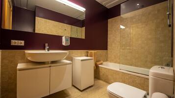Une salle de bain moderne avec un lavabo, des toilettes et une baignoire.