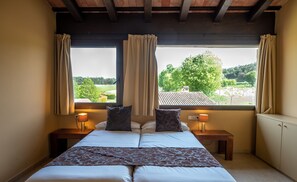 In-room safe, blackout curtains, iron/ironing board - L'Arcada de Fares (Sant Ferriol)