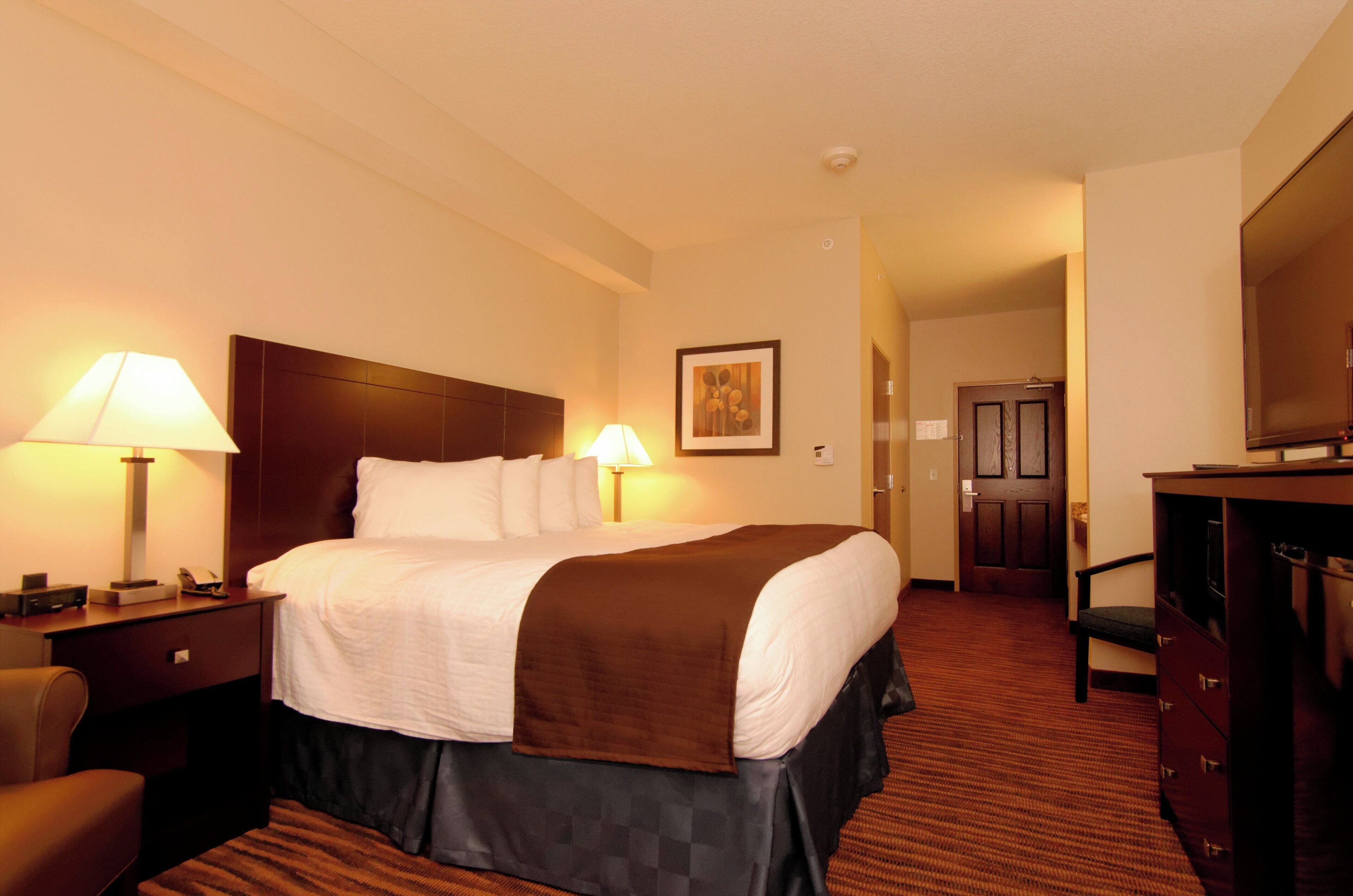 premium bedding, down duvets, in-room safe, desk