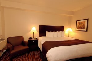 เครื่องนอนระดับพรีเมียม, ผ้านวมขนเป็ด, ตู้นิรภัยในห้องพัก, โต๊ะทำงาน