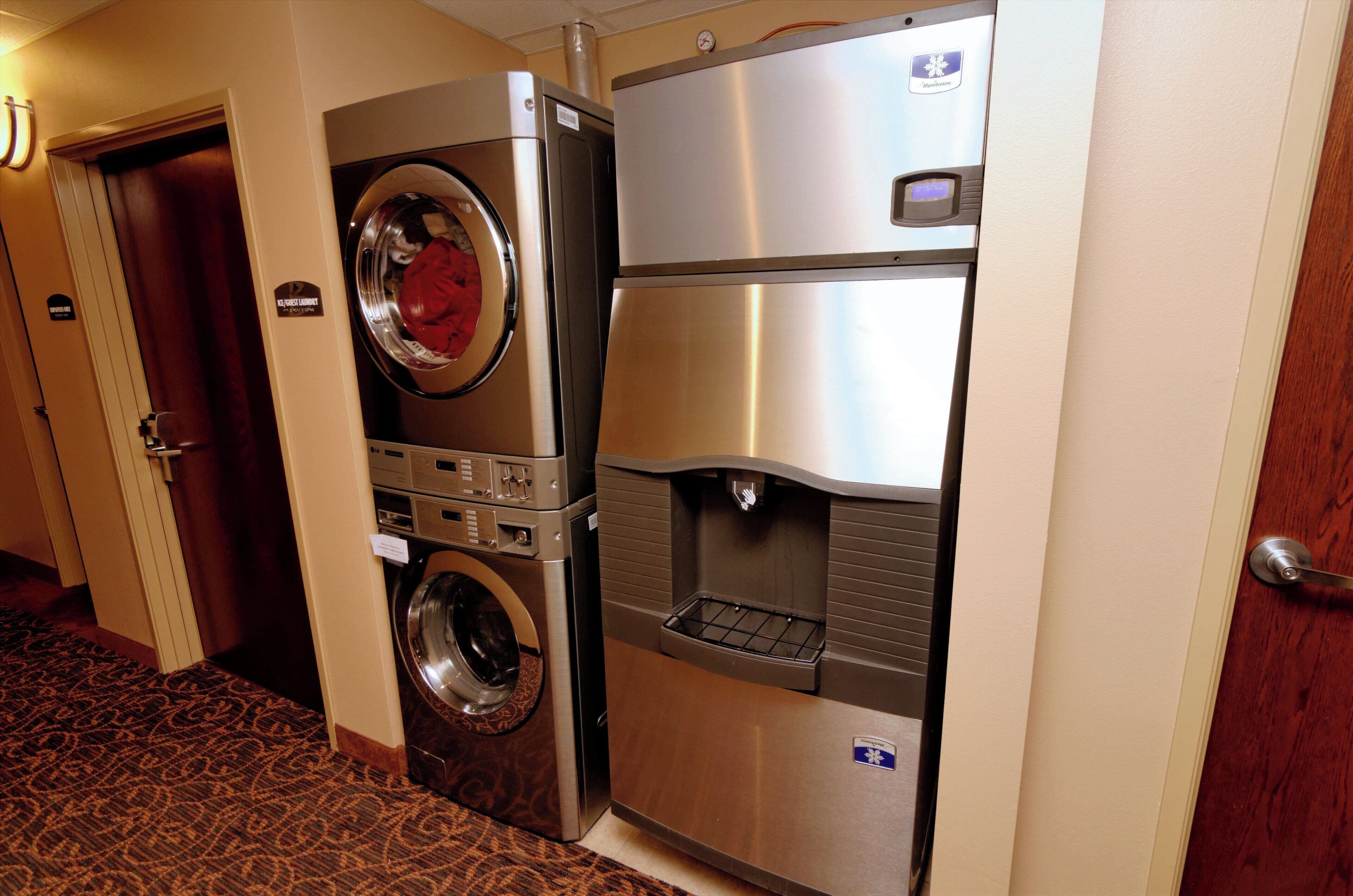 Une chambre d’hôtel équipée d’un lave-linge et d’un distributeur d’eau.