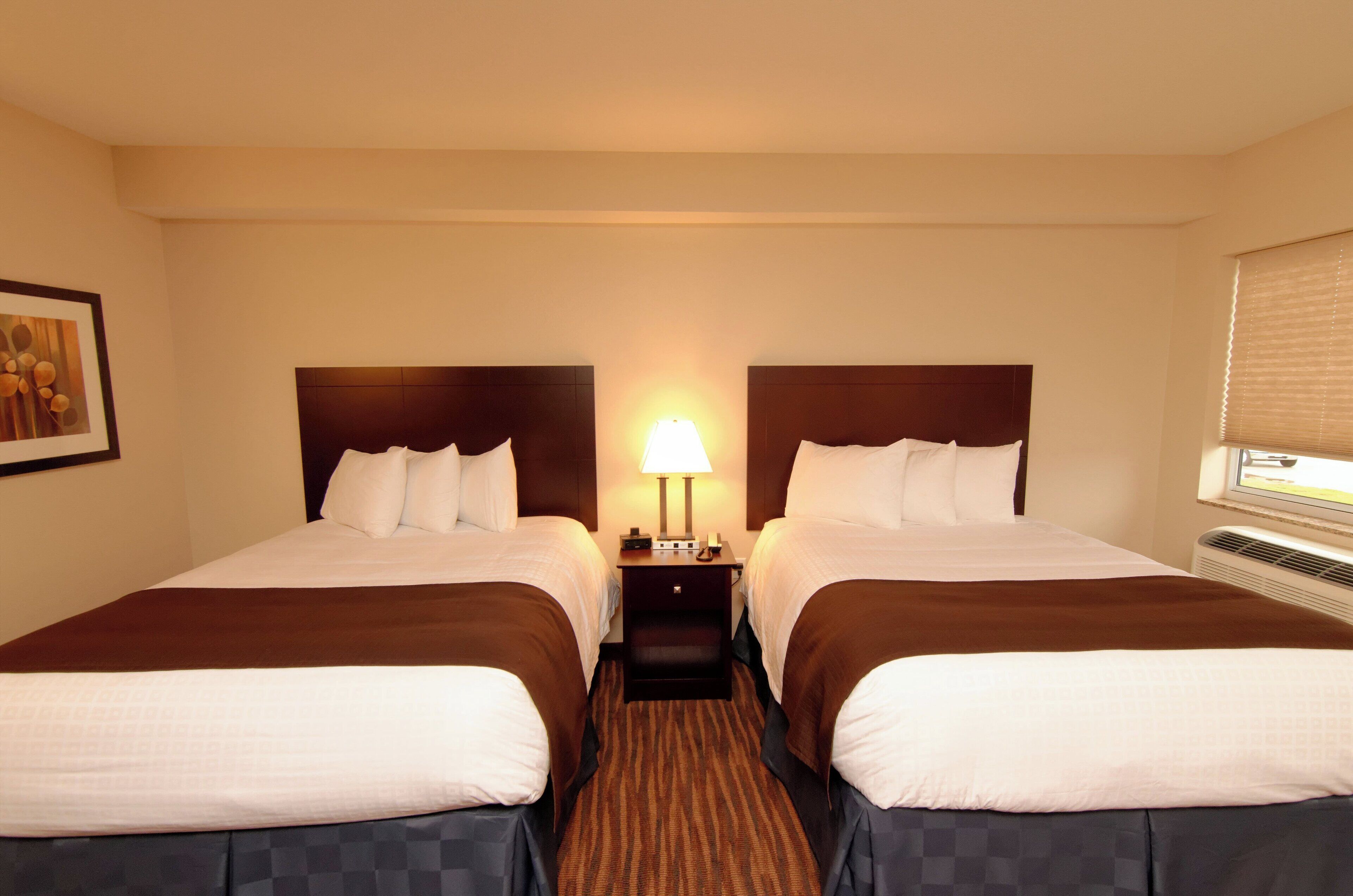 أغطية فراش متميزة وألحفة محشوة بالريش وخزنة داخل الغرفة ومكتب