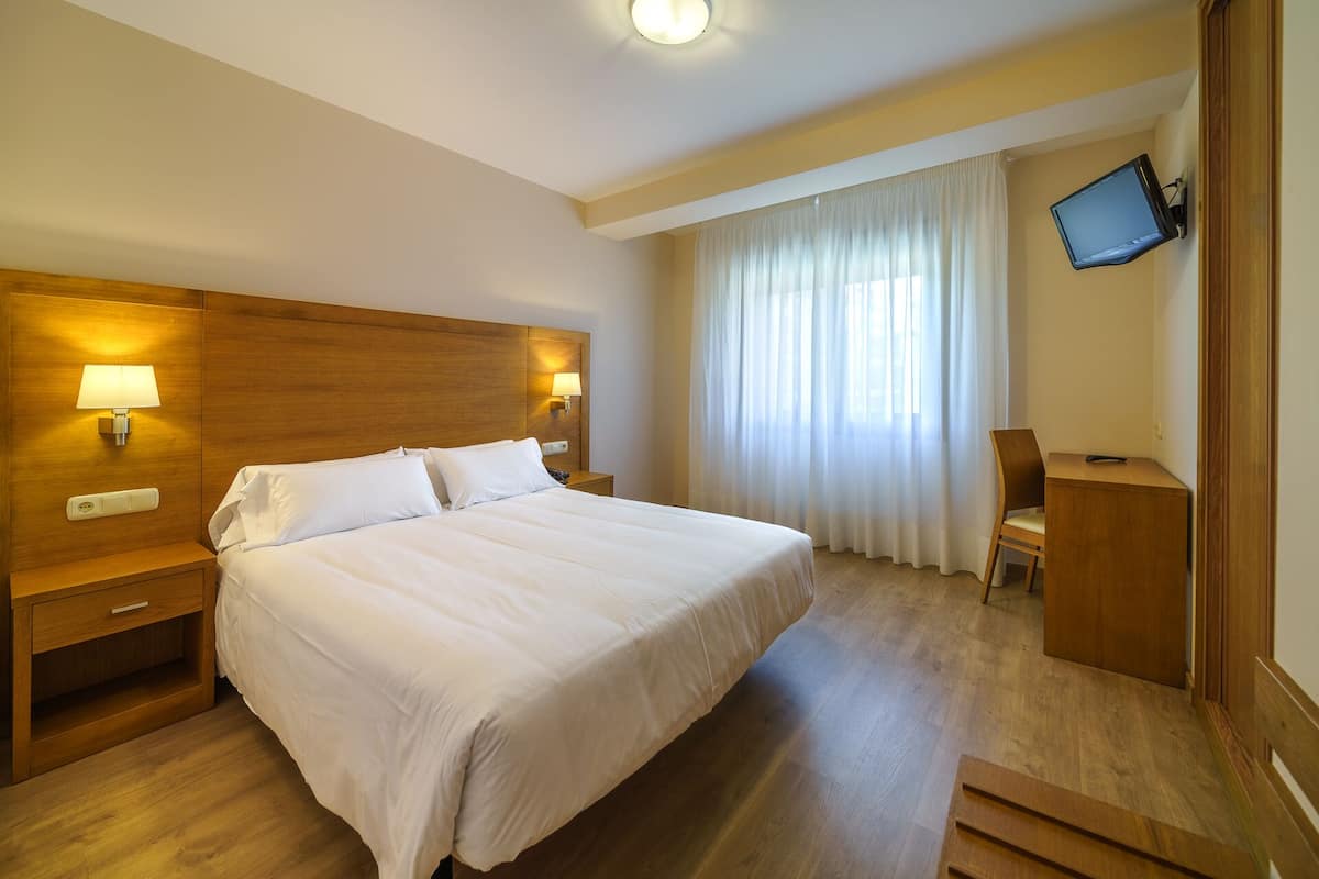 In-room safe, desk, WiFi (free)