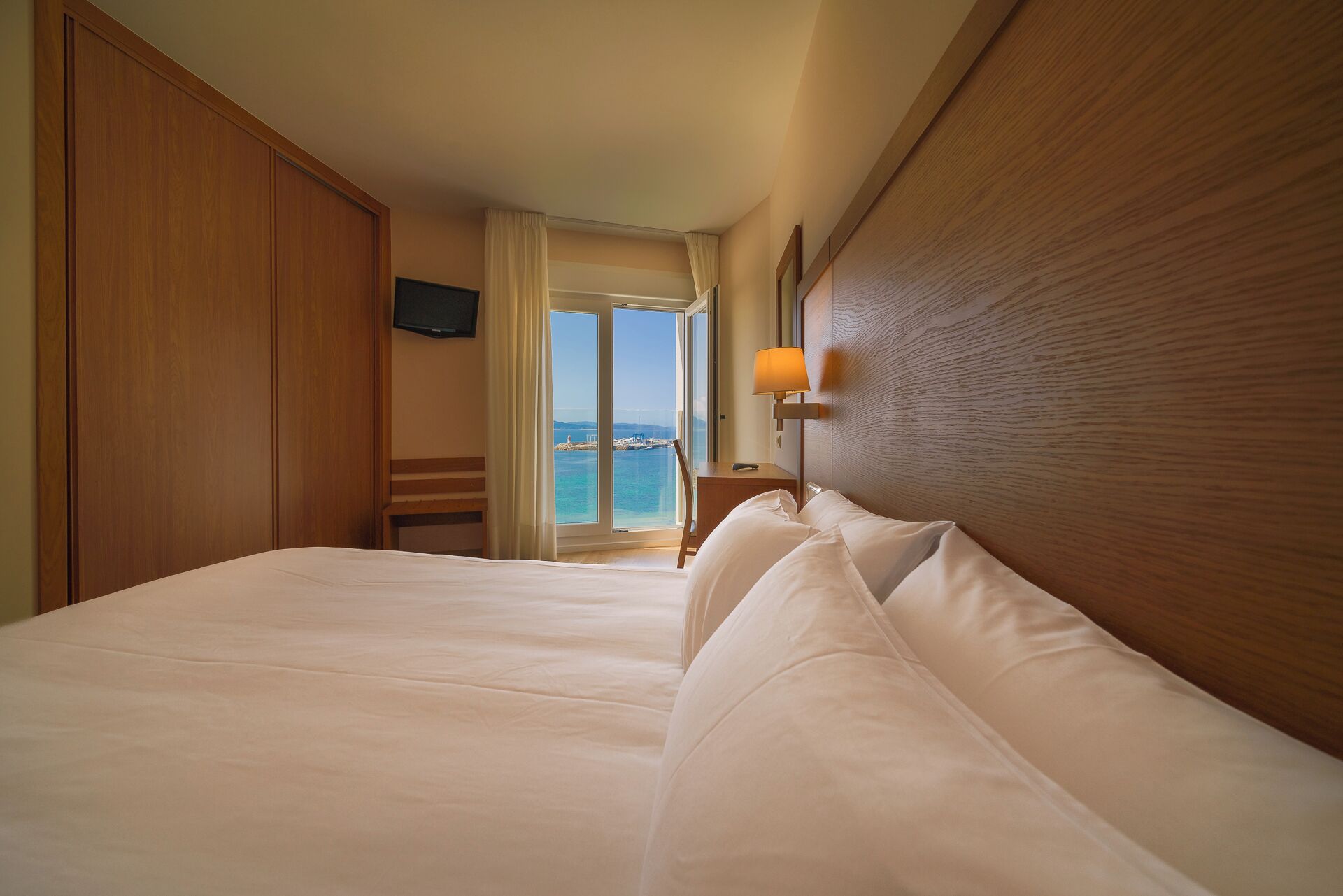 double room, sea view | in-room safe, desk, free wifi