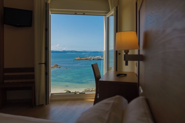 Habitación doble, vista al mar | Caja de seguridad en la habitación, escritorio y wifi gratis