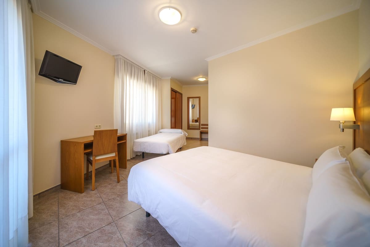 In-room safe, desk, WiFi (free)