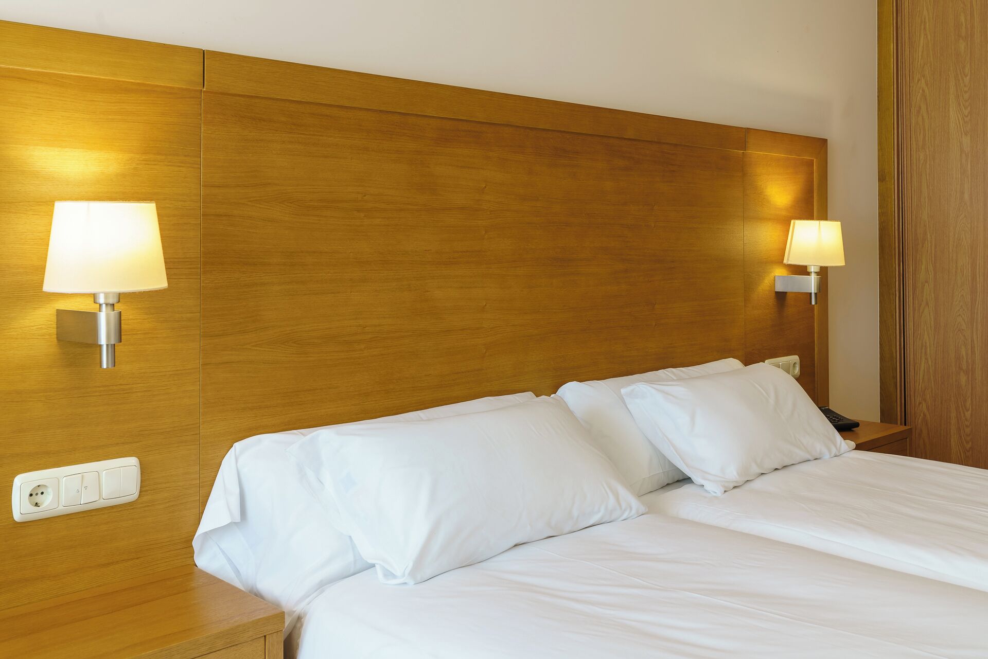 room, 2 single beds, sea view | in-room safe, desk, free wifi