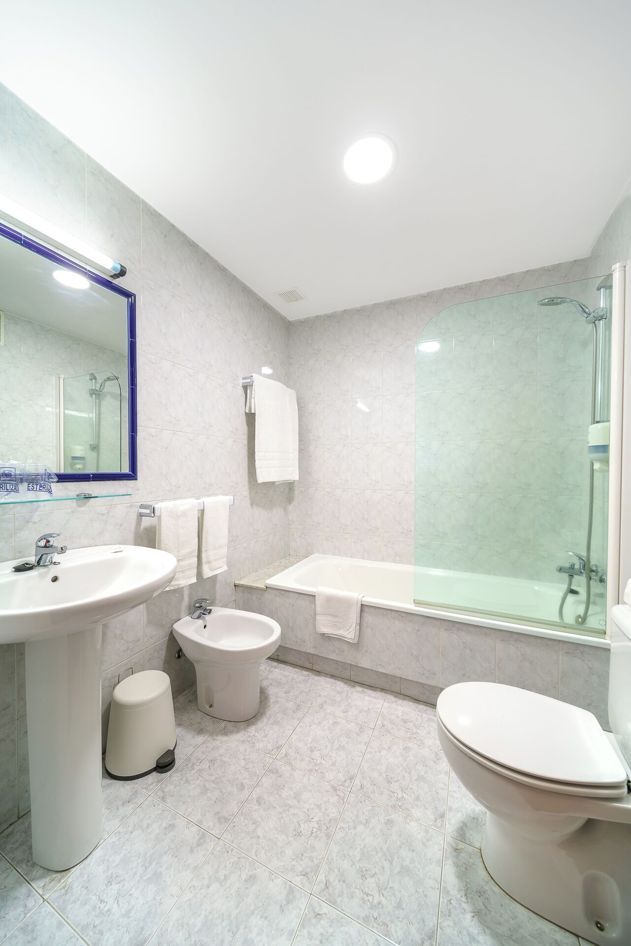 combined shower/bathtub, hair dryer, towels