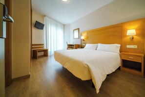 Habitación doble, vistas al mar | Caja fuerte, escritorio, wifi gratis