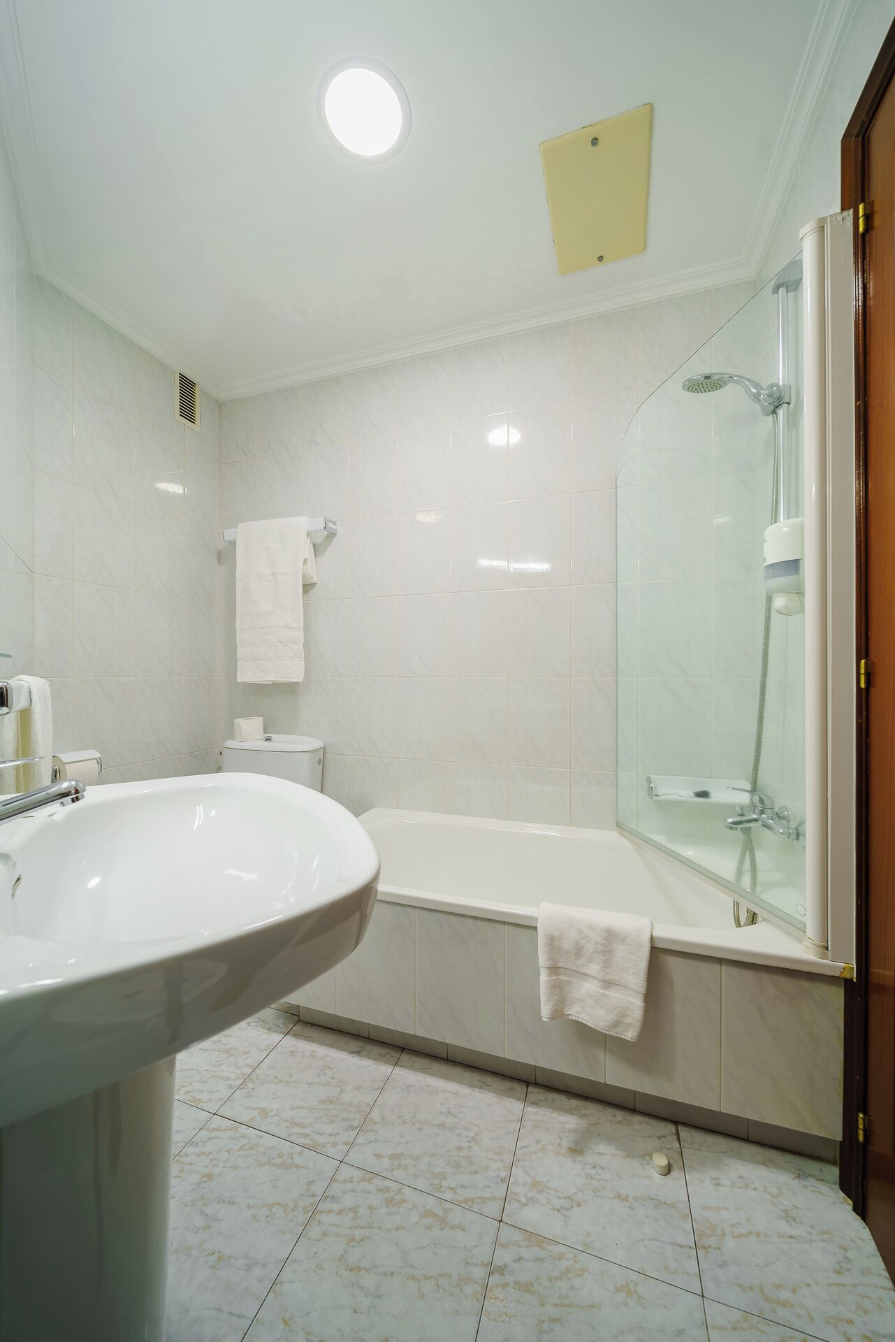 single room | bathroom | combined shower/bathtub, hair dryer, towels