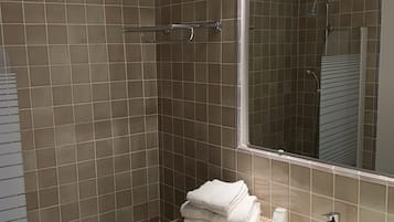Un baño con bañera, lavabo y espejo.