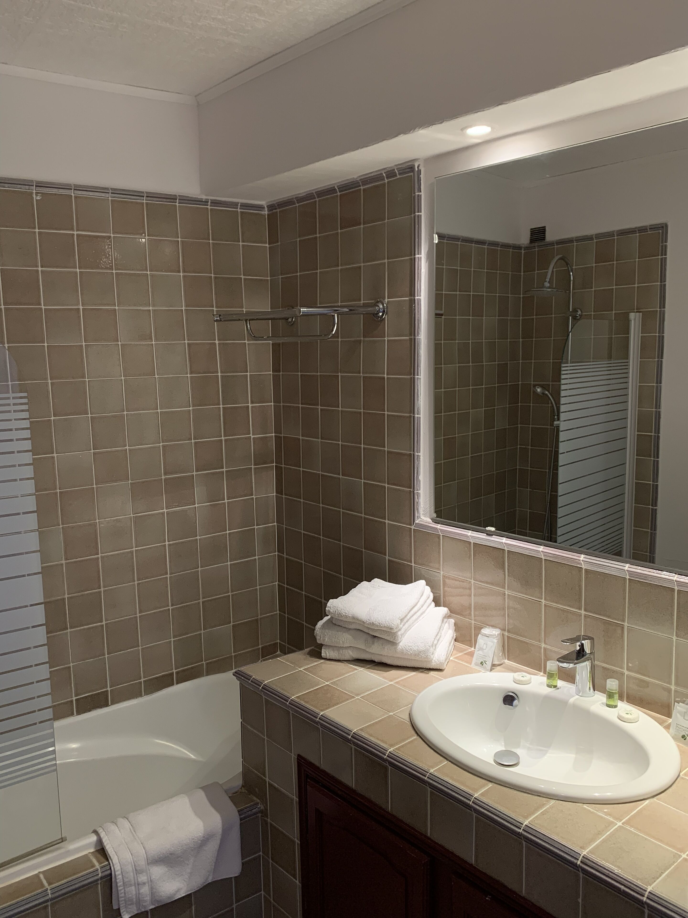 Bathroom | Combined shower/tub, free toiletries, hair dryer, towels