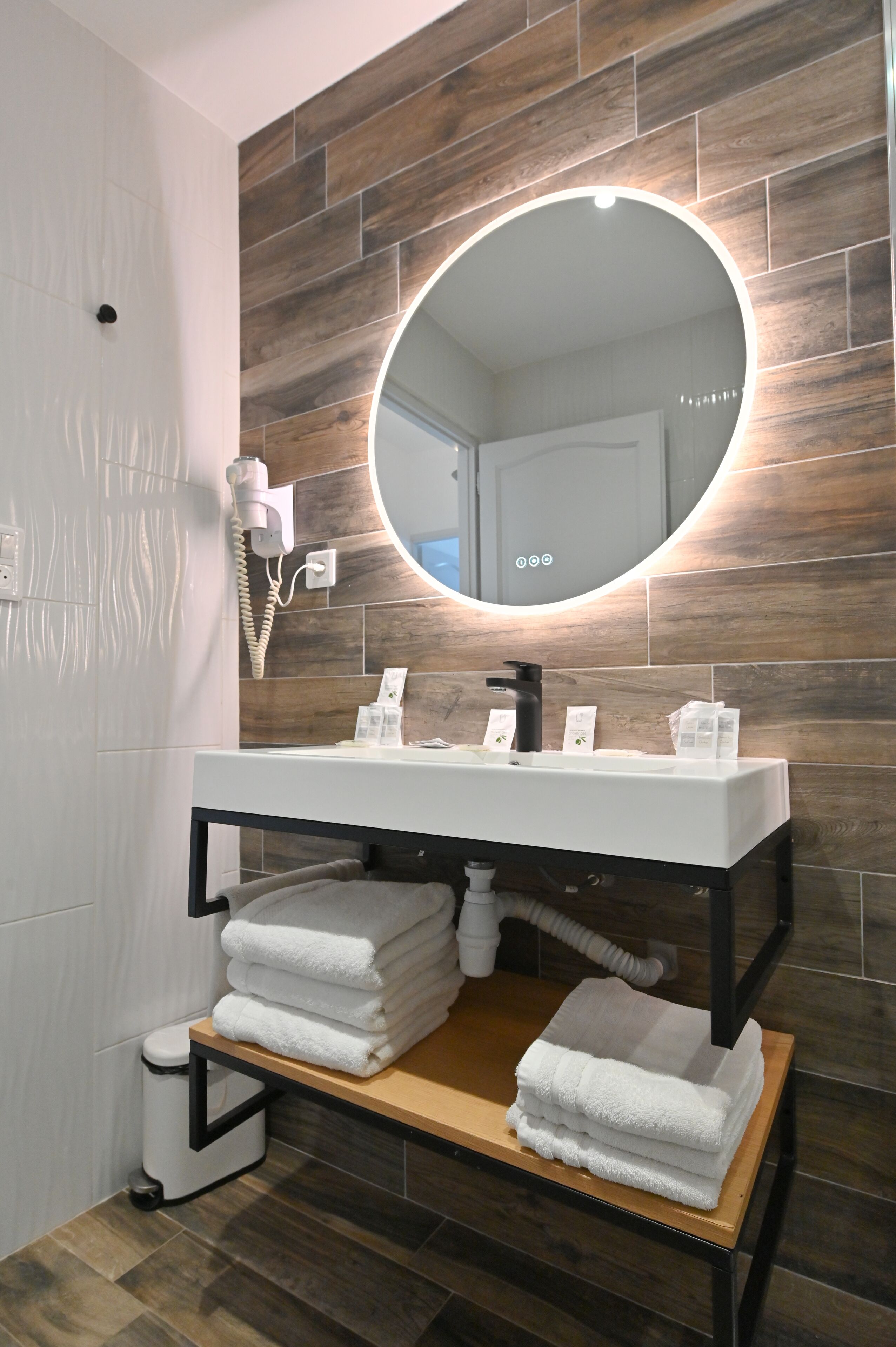 combined shower/bathtub, free toiletries, hair dryer, towels