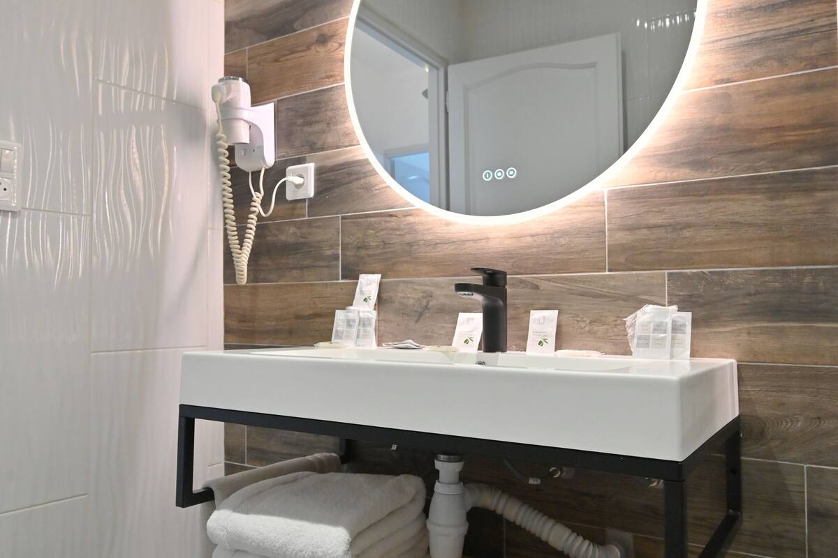 combined shower/bathtub, free toiletries, hair dryer, towels