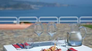 Petit déjeuner et dîner servis sur place, spécialités Cuisine locale