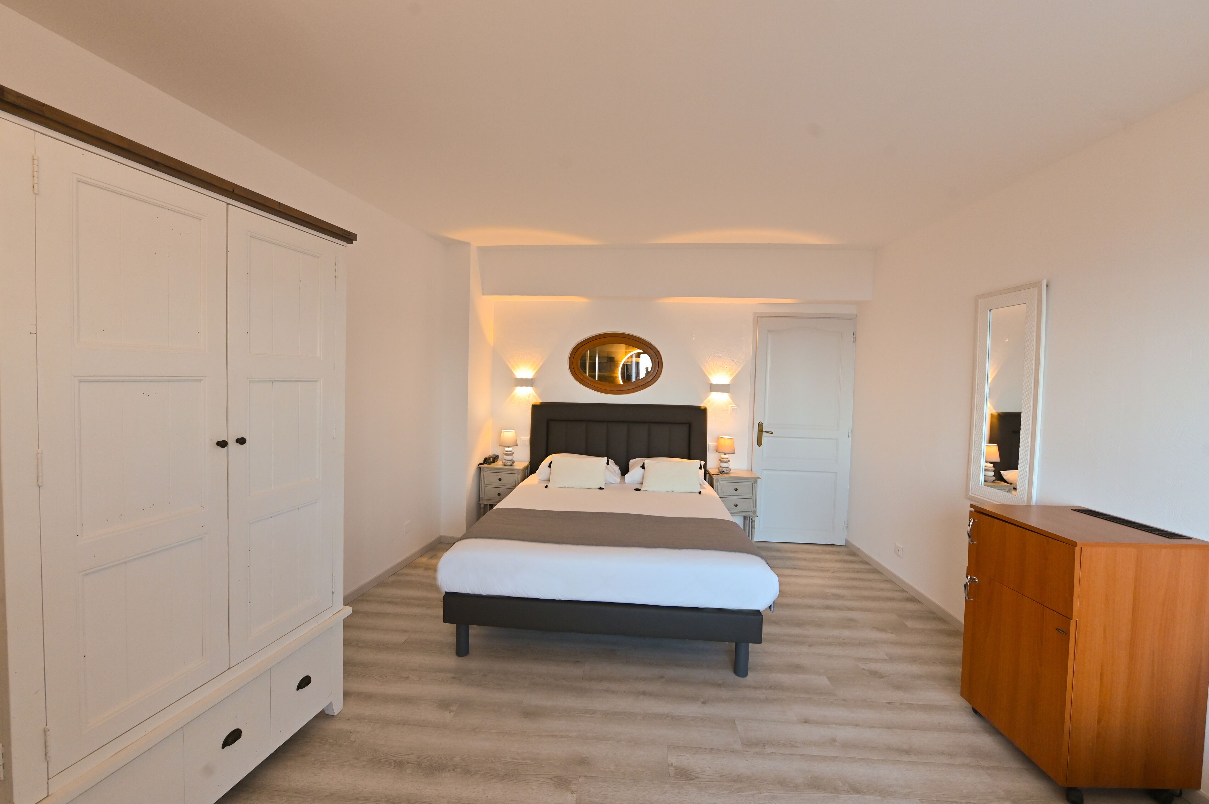 junior suite | 1 bedroom, minibar, in-room safe, desk