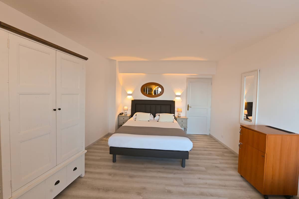 junior suite | 1 bedroom, minibar, in-room safe, desk