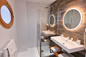 Junior-Suite | Badezimmer | Duschwanne, kostenlose Toilettenartikel, Haartrockner, Handtücher