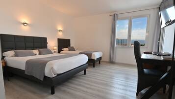 Driepersoonskamer | 1 slaapkamer, een minibar, een kluis op de kamer, een bureau