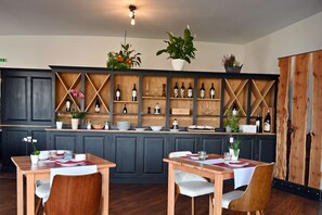 Bữa sáng buffet hàng ngày với phụ phí nhỏ 