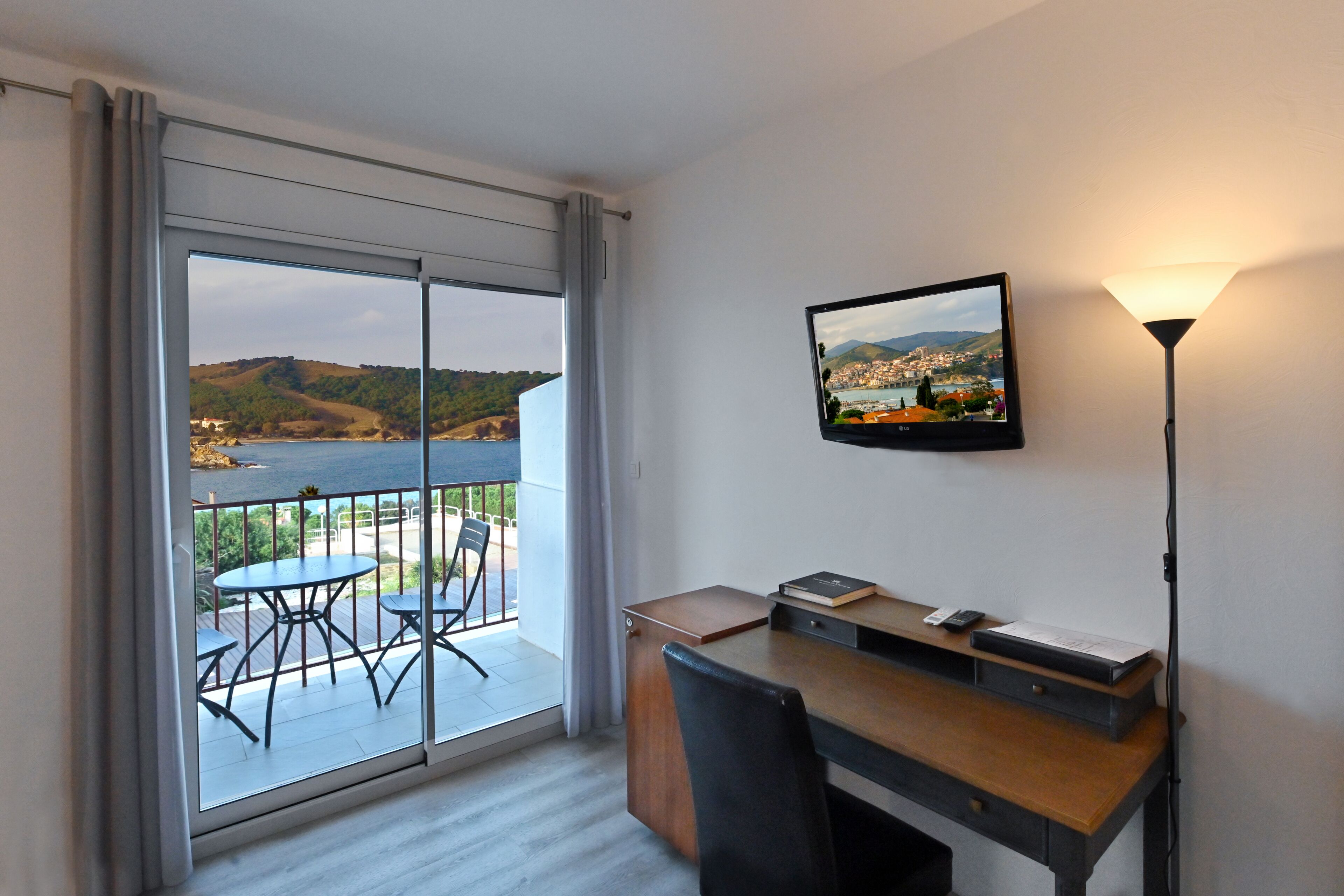 flat-screen tv, books