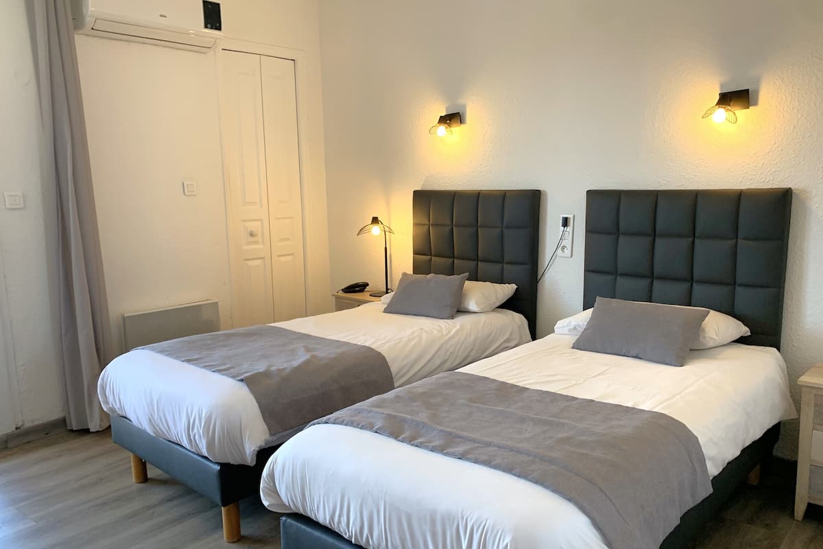 Superior Twin kamer, uitzicht op zee | 1 slaapkamer, een minibar, een kluis op de kamer, een bureau