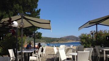 Petit déjeuner et dîner servis sur place, spécialités Cuisine locale