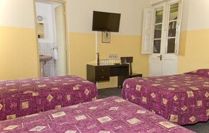 Habitación triple | Caja de seguridad en la habitación, wifi gratis y ropa de cama 