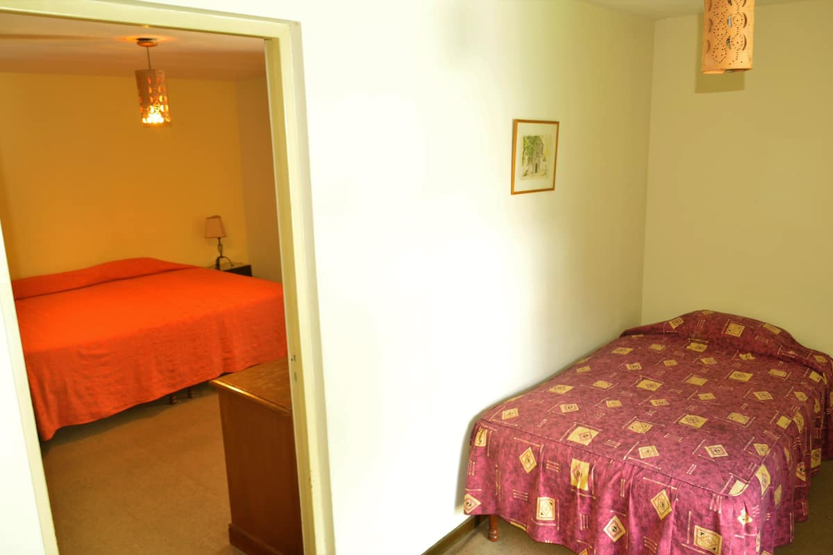 Habitación familiar | Caja fuerte, wifi gratis, ropa de cama