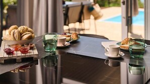 Luxury Sea View Holiday Home with private pool | 거실 공간