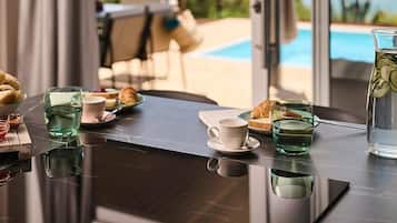 Luxury Sea View Holiday Home with private pool | Wohnbereich | LCD-Fernseher
