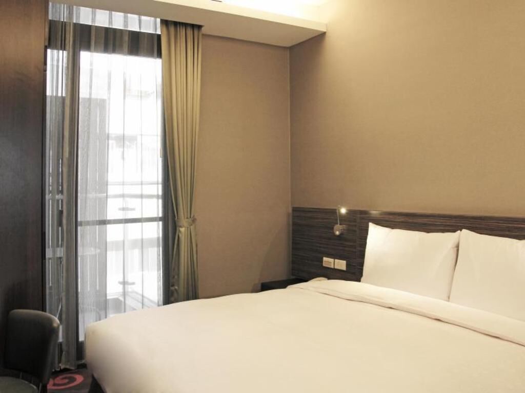 Coffre-fort, rideaux d’obscurcissement, système d’insonorisation