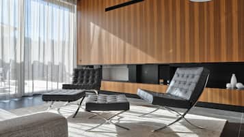 2 makuuhuonetta, ylelliset vuodevaatteet, untuvapeitot