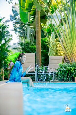 Outdoor pool, pool loungers - Palm Oasis Boutique Hotel (Rawai)