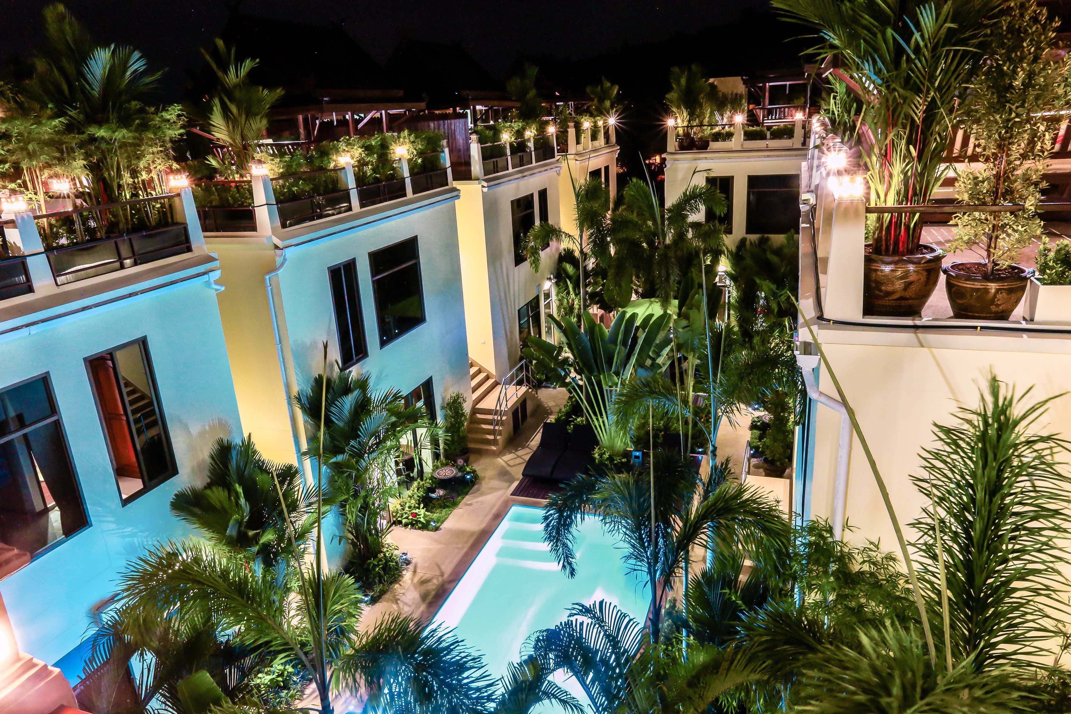 Outdoor pool, pool loungers