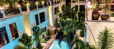 Ulkouima-allas, aurinkotuoleja