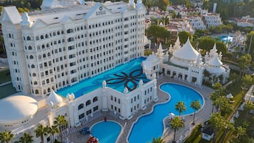 4 piscines couvertes, 8 piscines extérieures, parasols de plage
