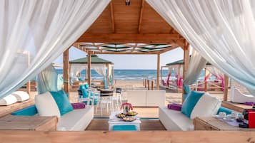 Een privéstrand, cabana's (toeslag), ligstoelen aan het strand, parasols