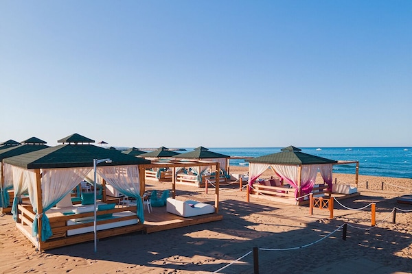 Playa privada, camas de playa (con cargo), camastros y sombrillas
