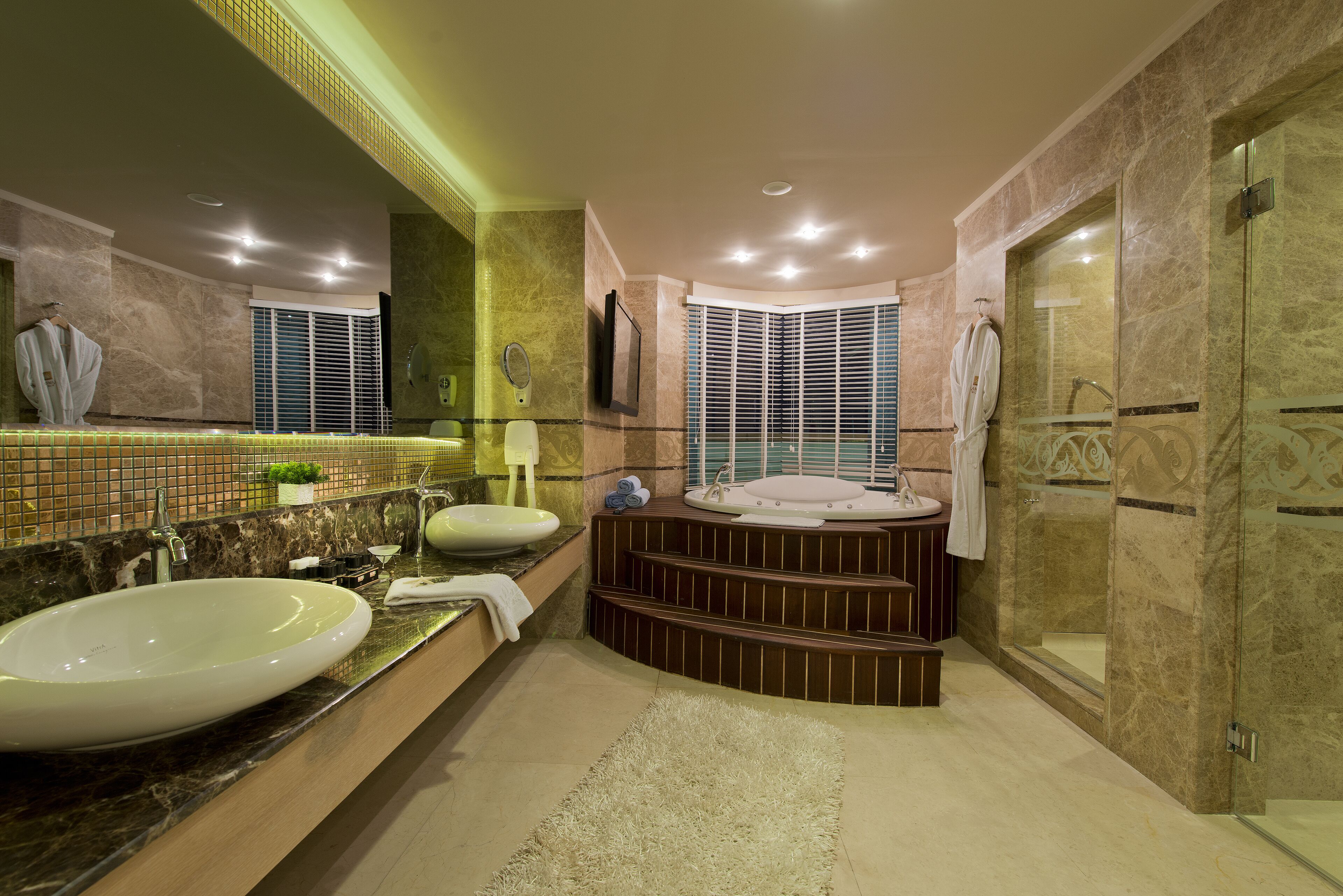 king suite | bathroom | combined shower/bathtub, free toiletries, hair dryer, slippers